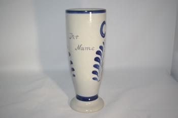 Weizenbierhumpen mit Text geritzt